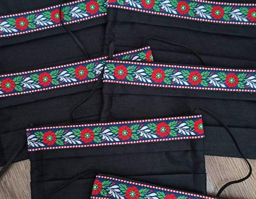  rúško zdobené folklórnou stuhou